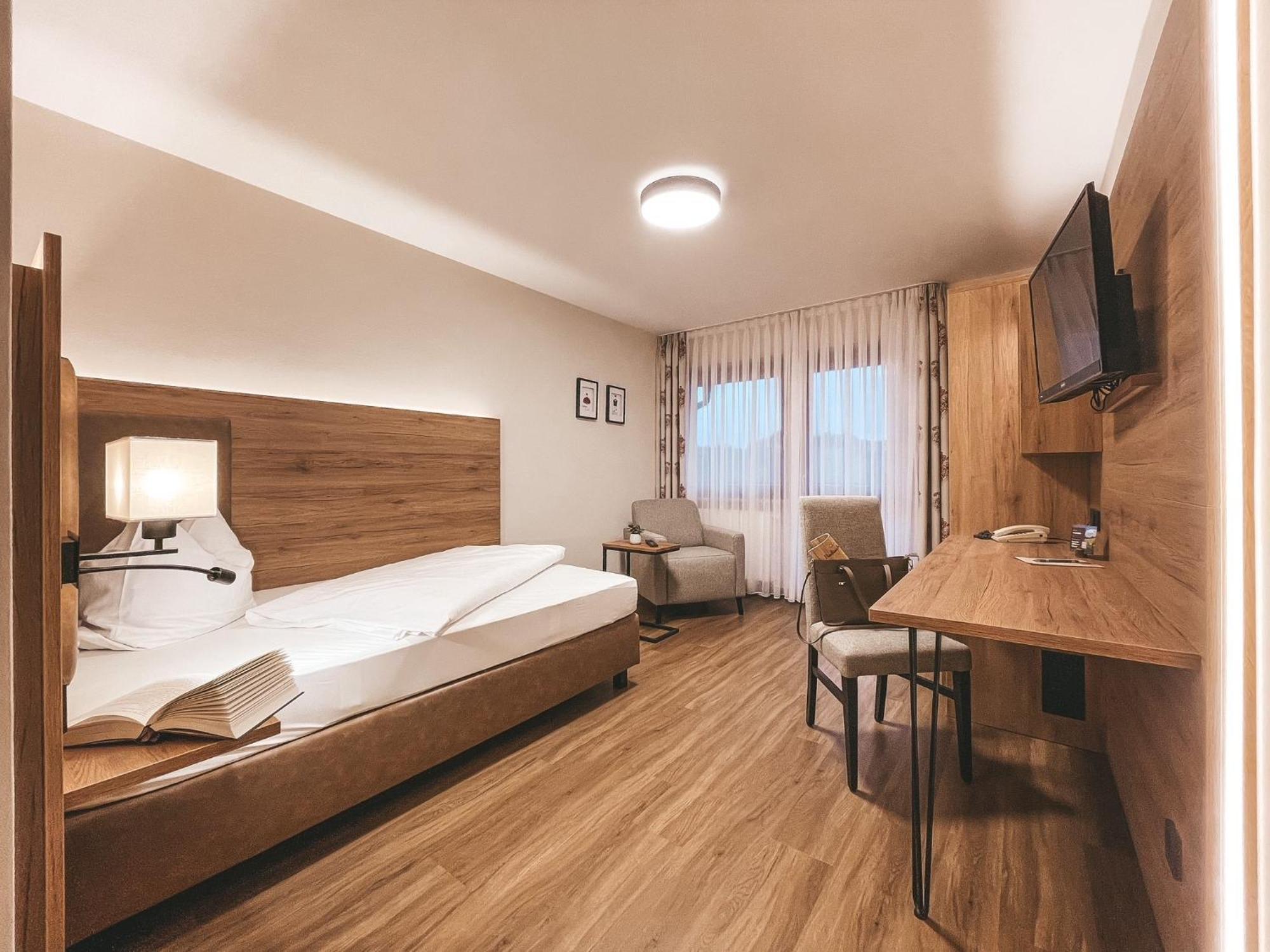 Hotel Badischer Hof บิเบอร์อาคไบออฟเฟนบวร์ก ภายนอก รูปภาพ